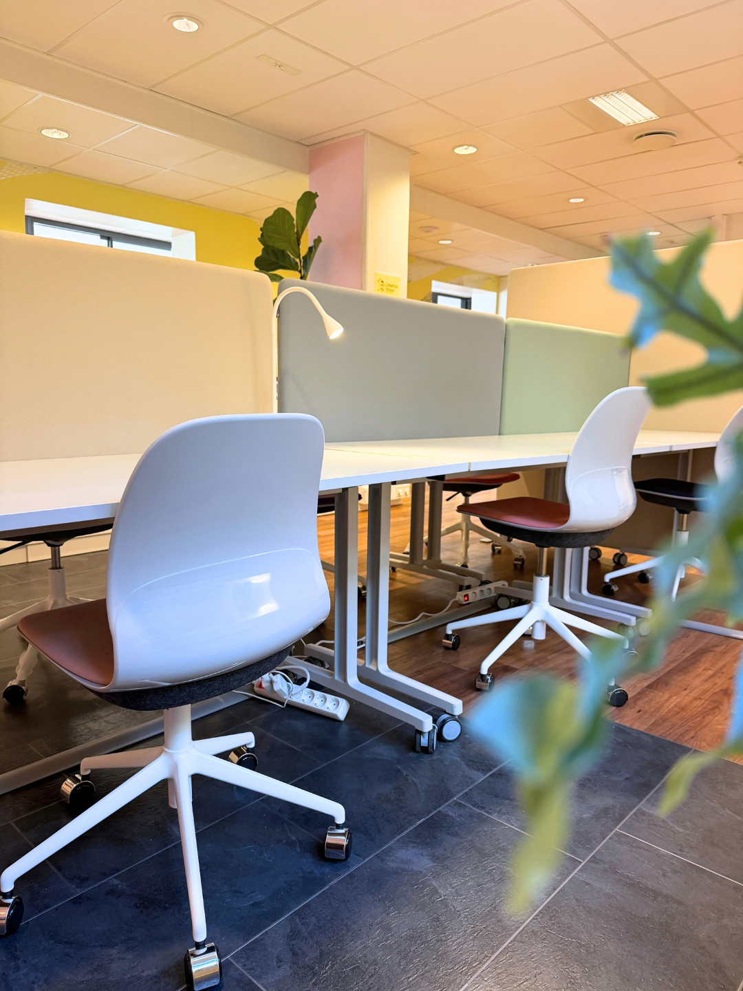 Arbeidsstasjoner med skillevegger i åpent landskap