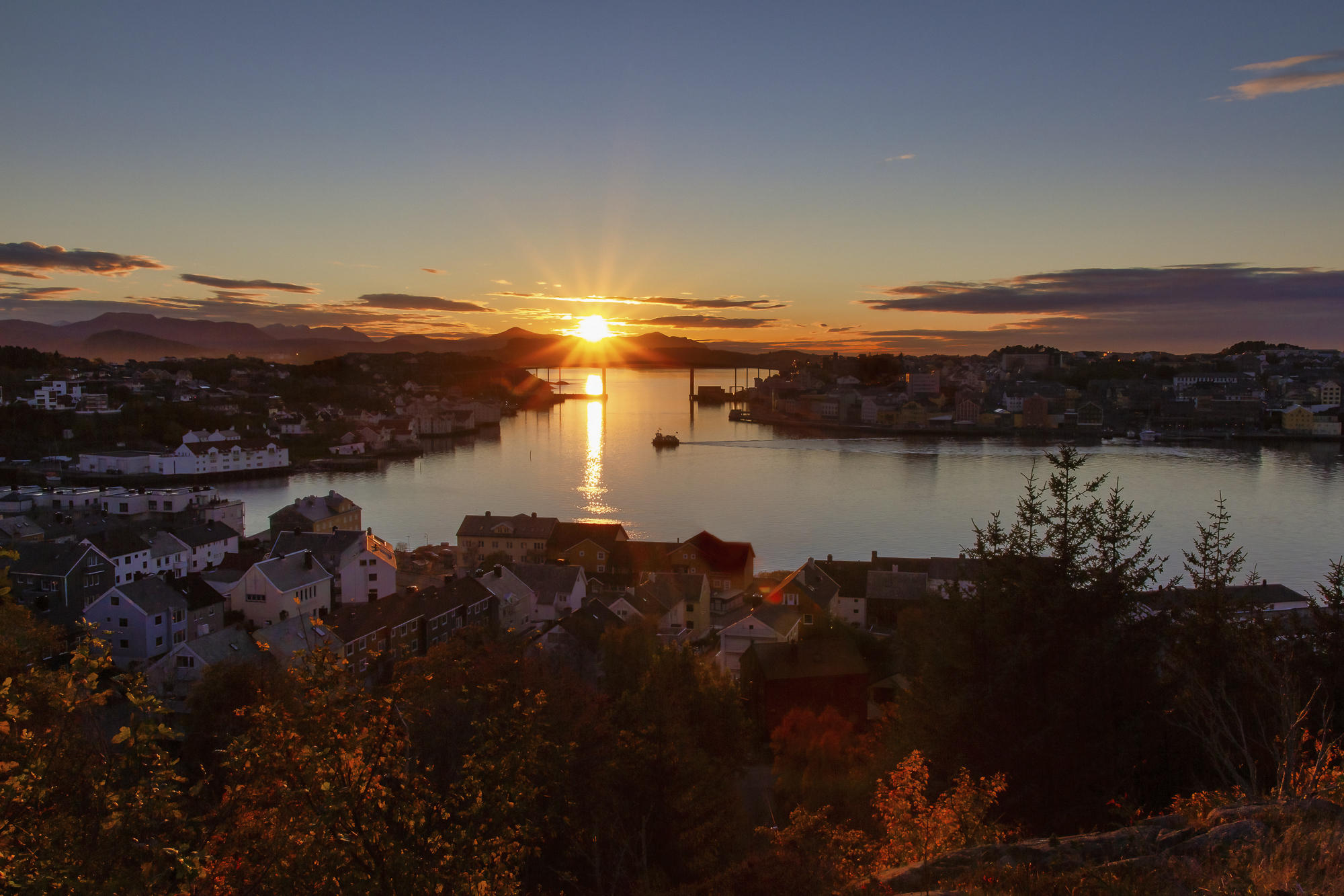 Solnedgang over havna i Kristiansund