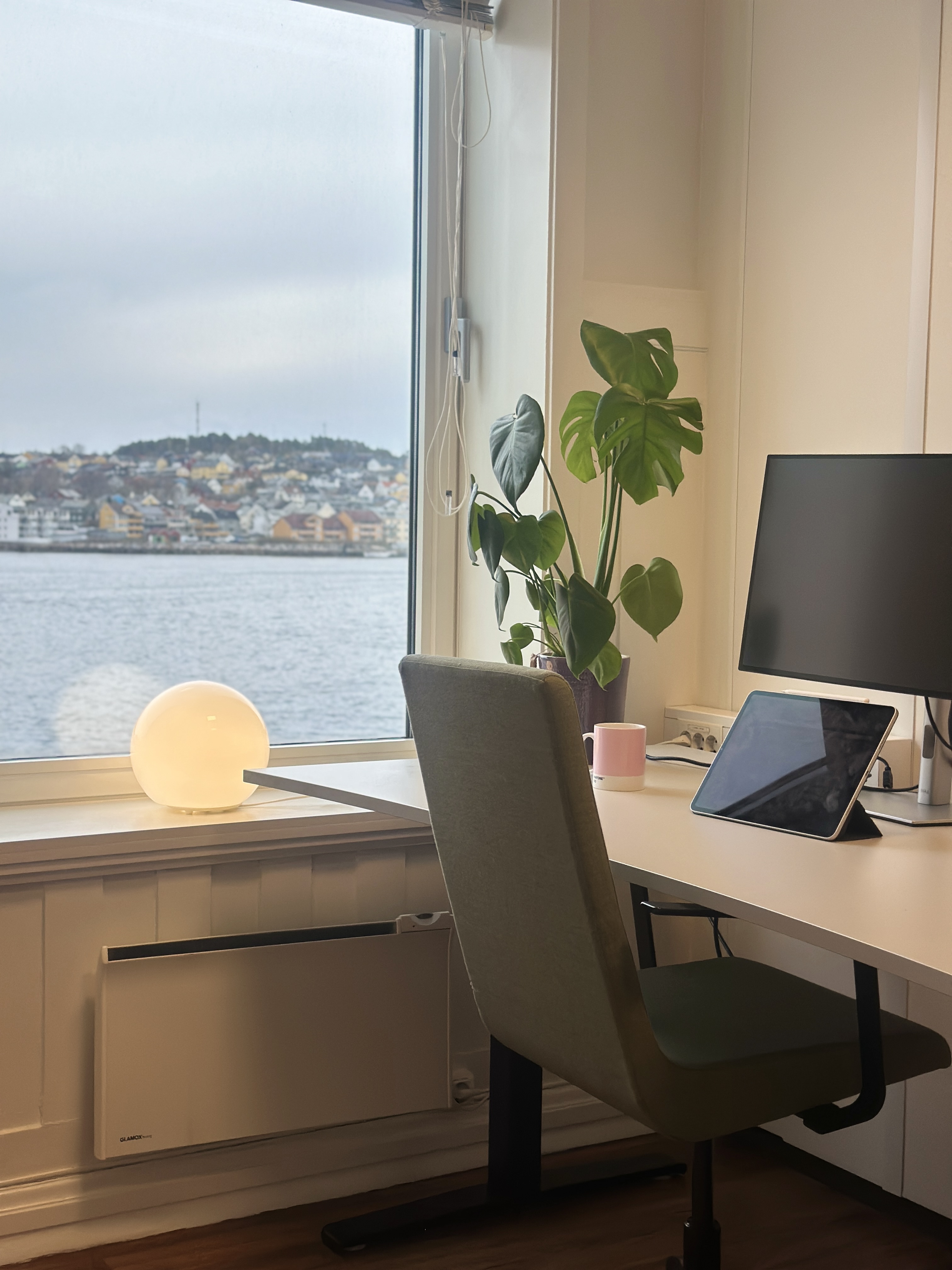 Pult i cellekontor med utsikt mot havna