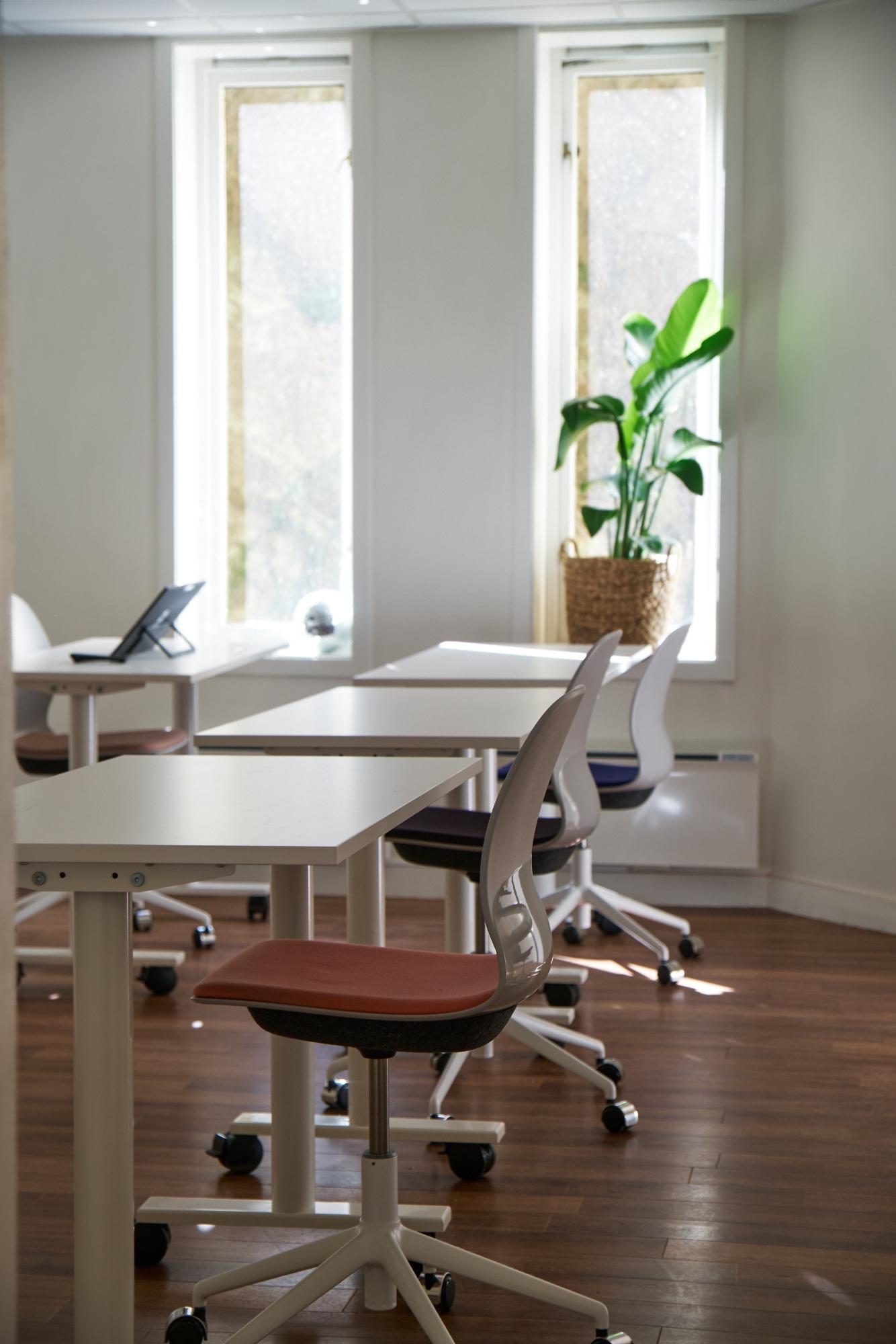 Pulter i workshoprommet ved vinduene