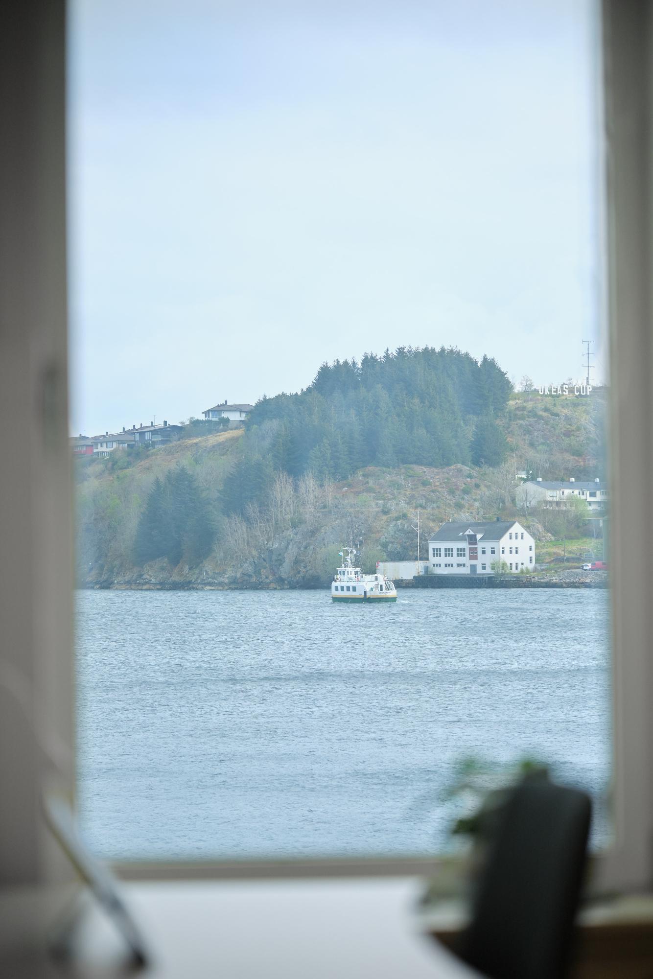 Utsikt mot havna fra cellekontor