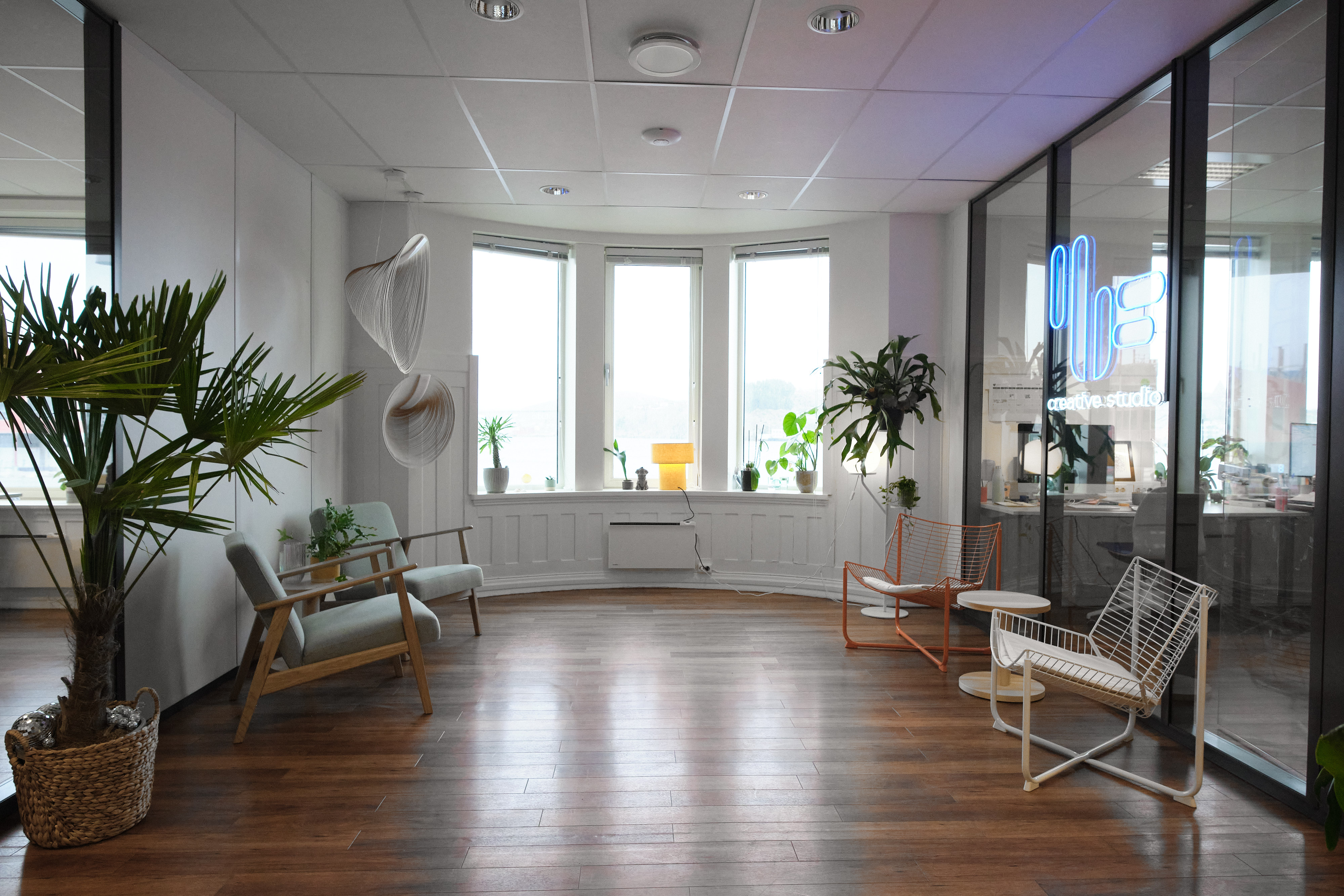 Lounge med lenestoler og planter